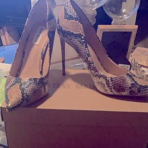 Barely worn Steve Madden Vala Snakeskin shoes Size 11. Multi-color